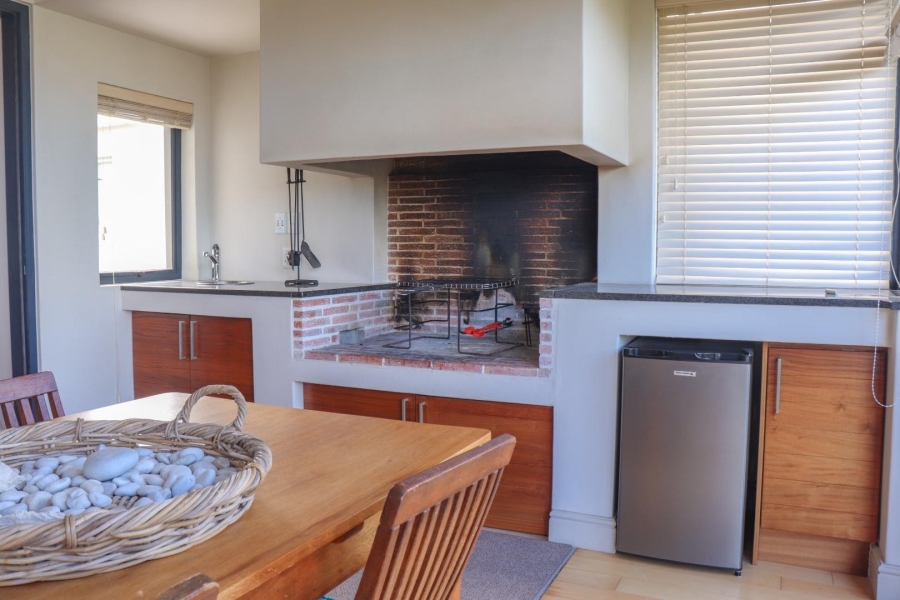 To Let 6 Bedroom Property for Rent in Voelklip Western Cape